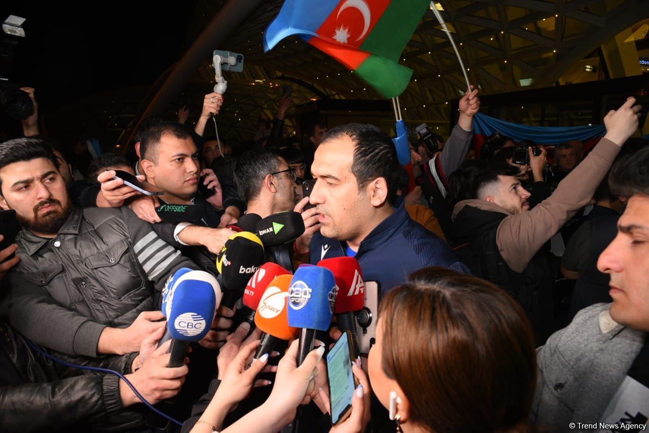 Azərbaycan bayrağını yandıran Aram Nikolyanın Paşinyan ailəsinin yaxın adamı olduğu  məlum olub