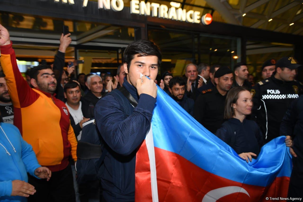 İdmançılarımız Bakıda böyük izdihamla qarşılandı (FOTO/VİDEO)