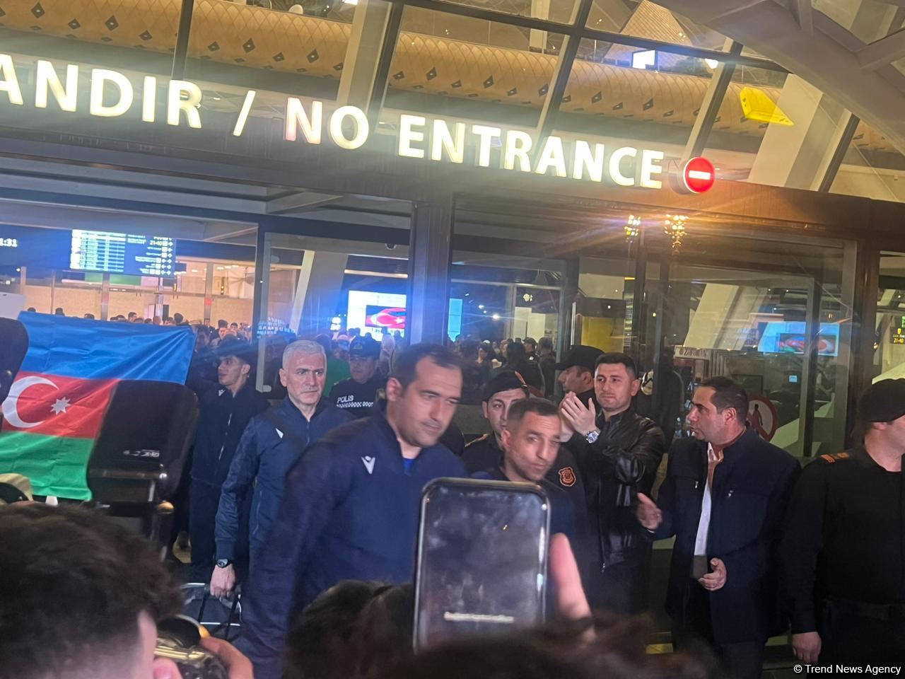 İrəvandan qayıdan idmançılarımız Bakıya çatıblar (FOTO)