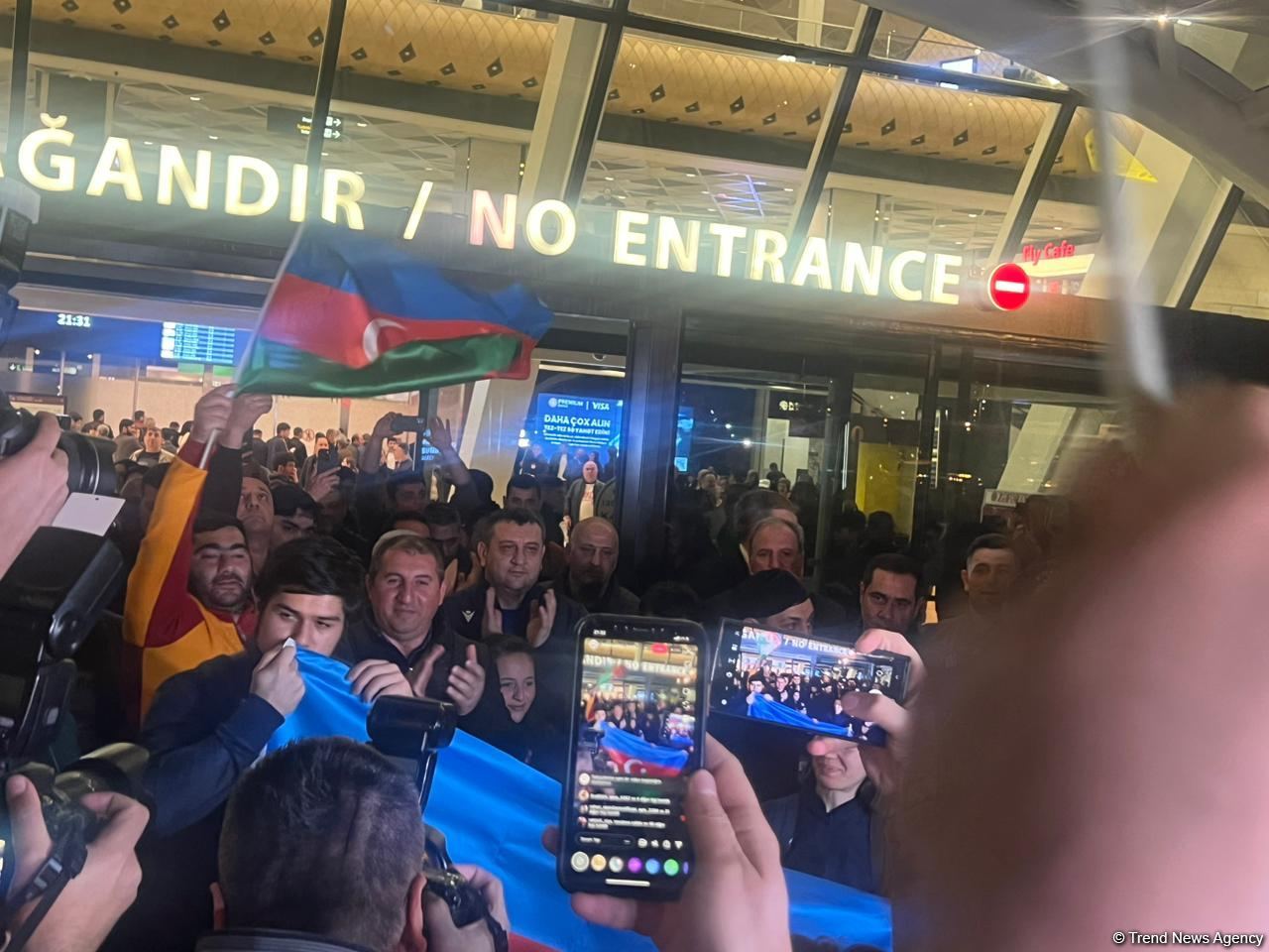 İrəvandan qayıdan idmançılarımız Bakıya çatıblar (FOTO)