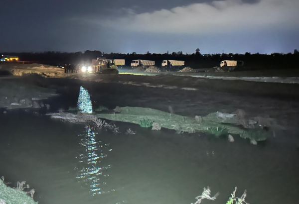 Yuxarı Qarabağ kanalı bəndi yararaq daşıb (FOTO)