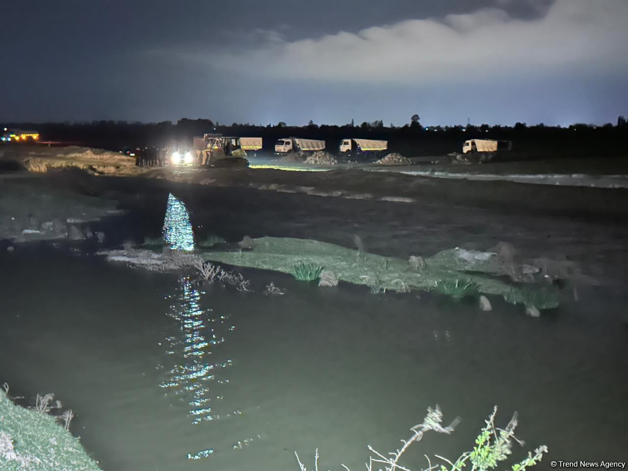Yuxarı Qarabağ kanalı bəndi yararaq daşıb (FOTO)