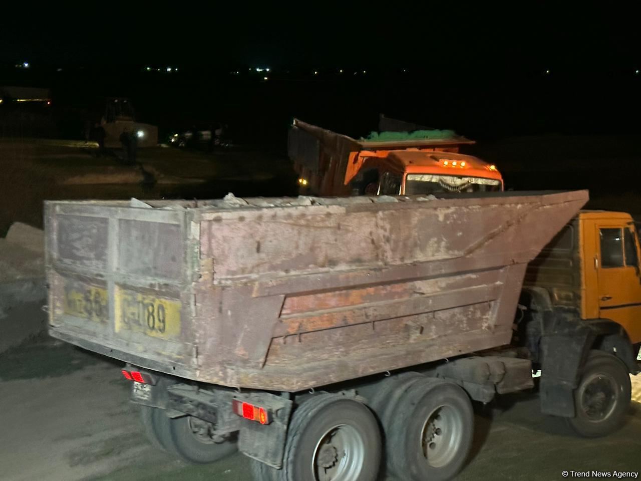 Yuxarı Qarabağ kanalı bəndi yararaq daşıb (FOTO)