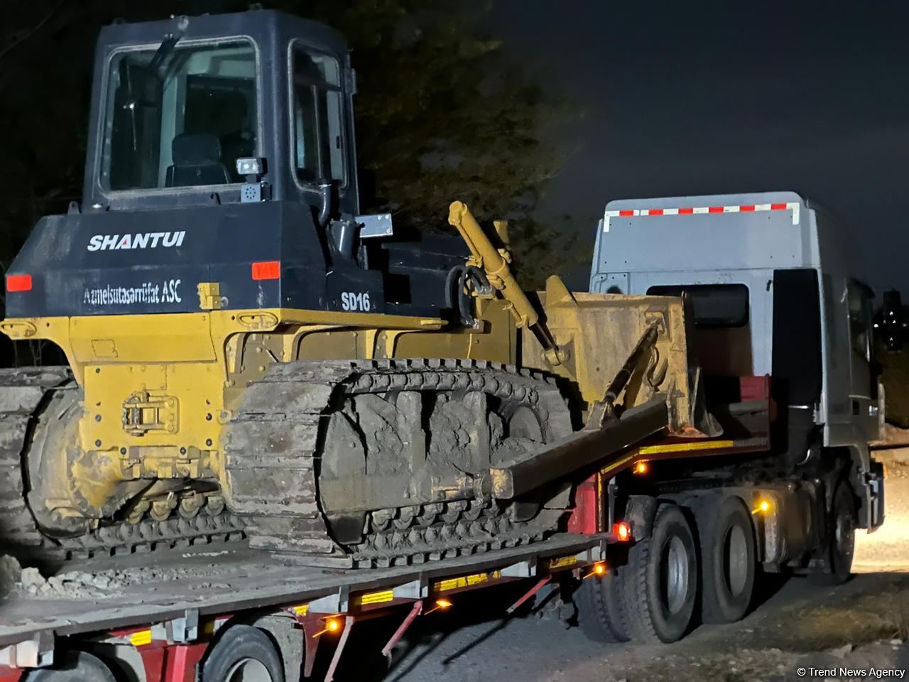 Yuxarı Qarabağ kanalı bəndi yararaq daşıb (FOTO)