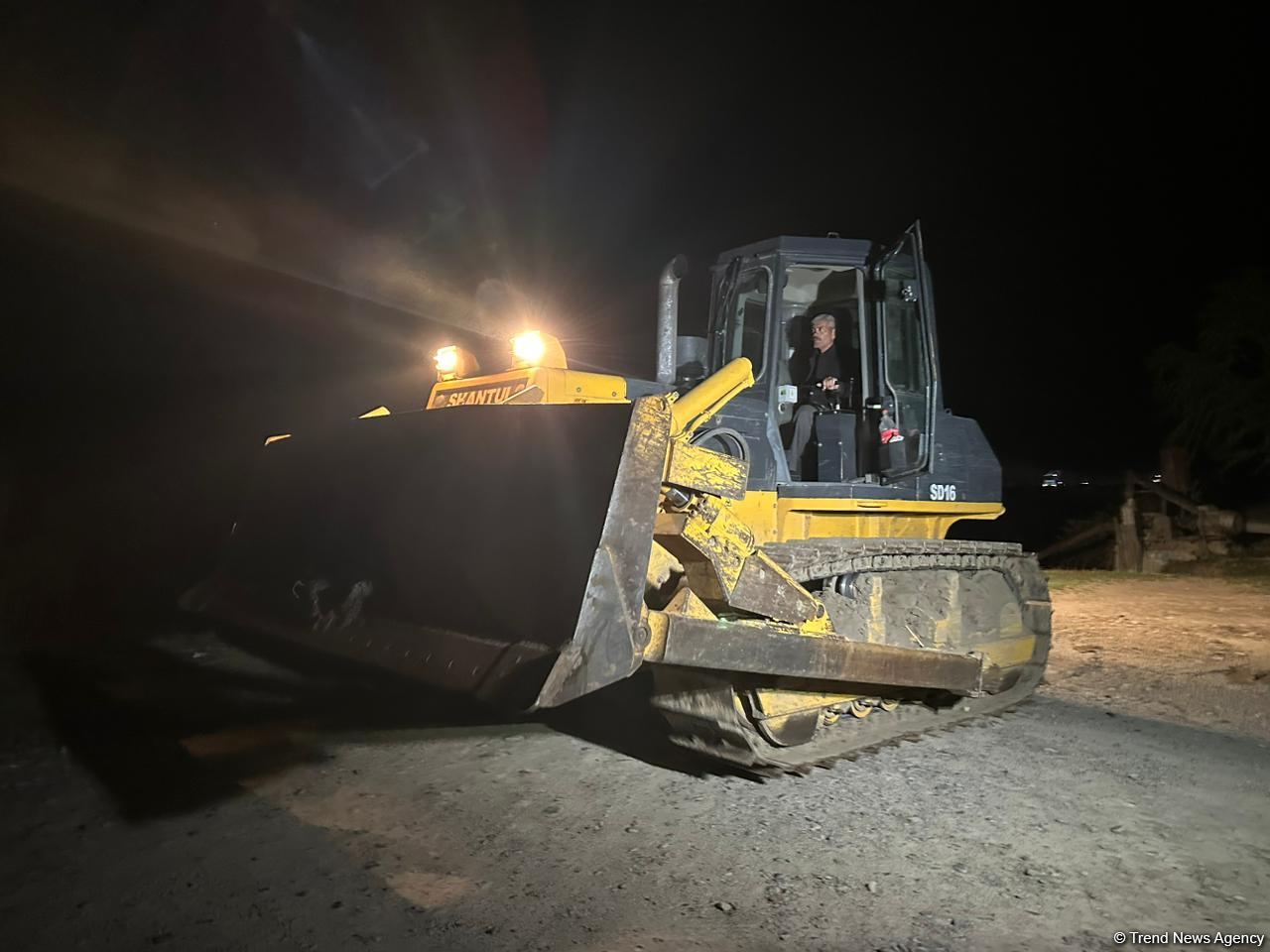 Yuxarı Qarabağ kanalı bəndi yararaq daşıb (FOTO)