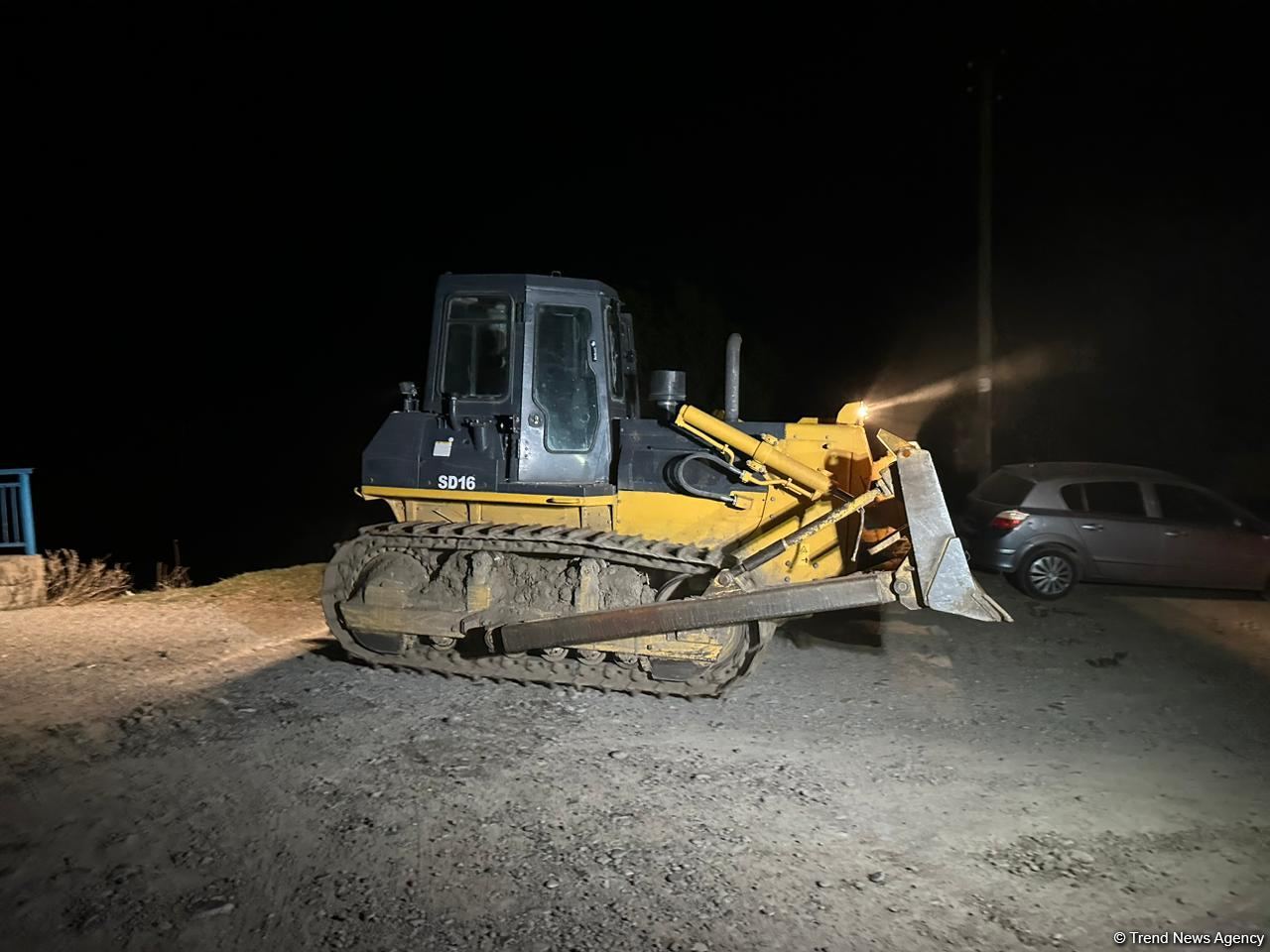 Yuxarı Qarabağ kanalı bəndi yararaq daşıb (FOTO)