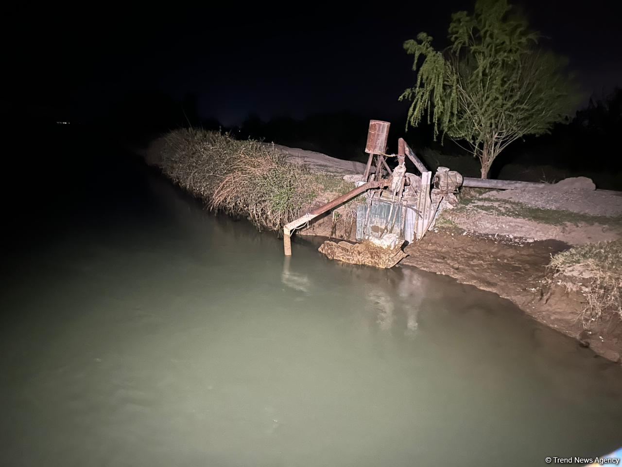 Yuxarı Qarabağ kanalı bəndi yararaq daşıb (FOTO)