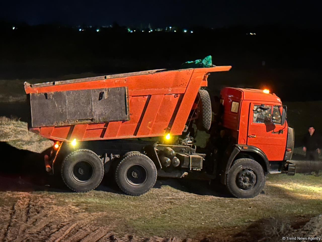 Yuxarı Qarabağ kanalı bəndi yararaq daşıb (FOTO)