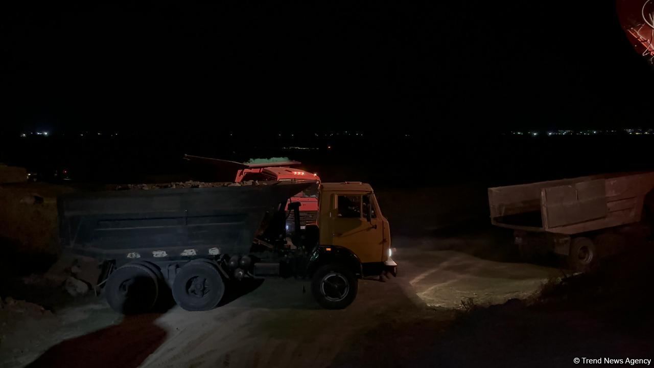 Yuxarı Qarabağ kanalı bəndi yararaq daşıb (FOTO)