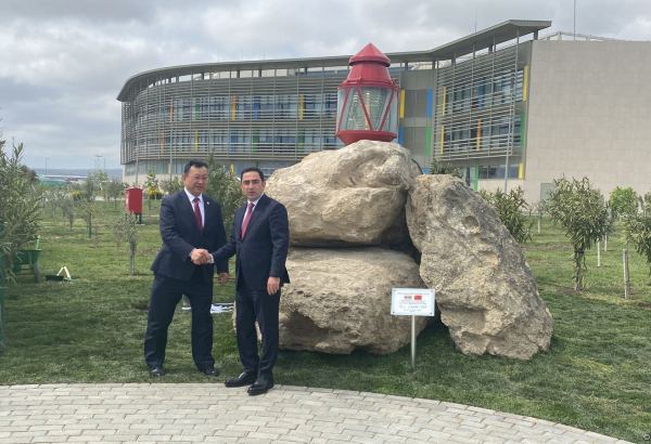 Bakı Limanı ilə Çinin Qinqdau Limanı arasında qardaşlaşmış limanlar memorandumunun imzalanması münasibəti ilə abidə inşa edilib (FOTO)