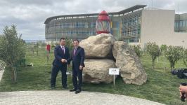 Bakı Limanı ilə Çinin Qinqdau Limanı arasında qardaşlaşmış limanlar memorandumunun imzalanması münasibəti ilə abidə inşa edilib (FOTO)