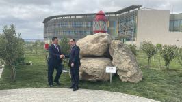 Bakı Limanı ilə Çinin Qinqdau Limanı arasında qardaşlaşmış limanlar memorandumunun imzalanması münasibəti ilə abidə inşa edilib (FOTO)