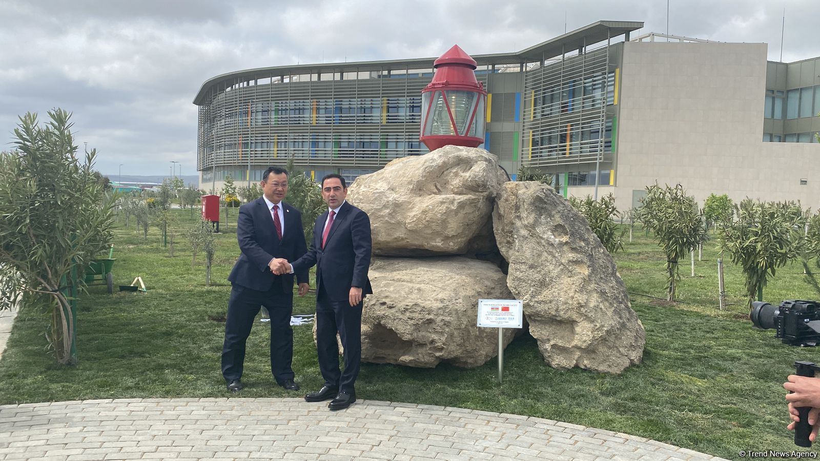 Bakı Limanı ilə Çinin Qinqdau Limanı arasında qardaşlaşmış limanlar memorandumunun imzalanması münasibəti ilə abidə inşa edilib (FOTO)
