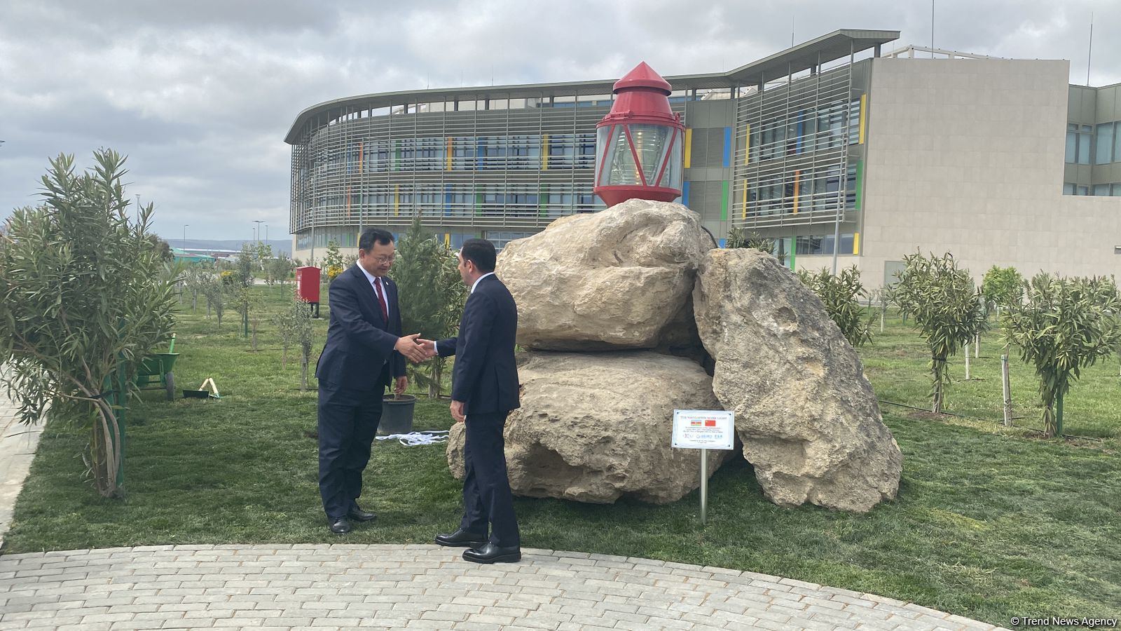 Bakı Limanı ilə Çinin Qinqdau Limanı arasında qardaşlaşmış limanlar memorandumunun imzalanması münasibəti ilə abidə inşa edilib (FOTO)