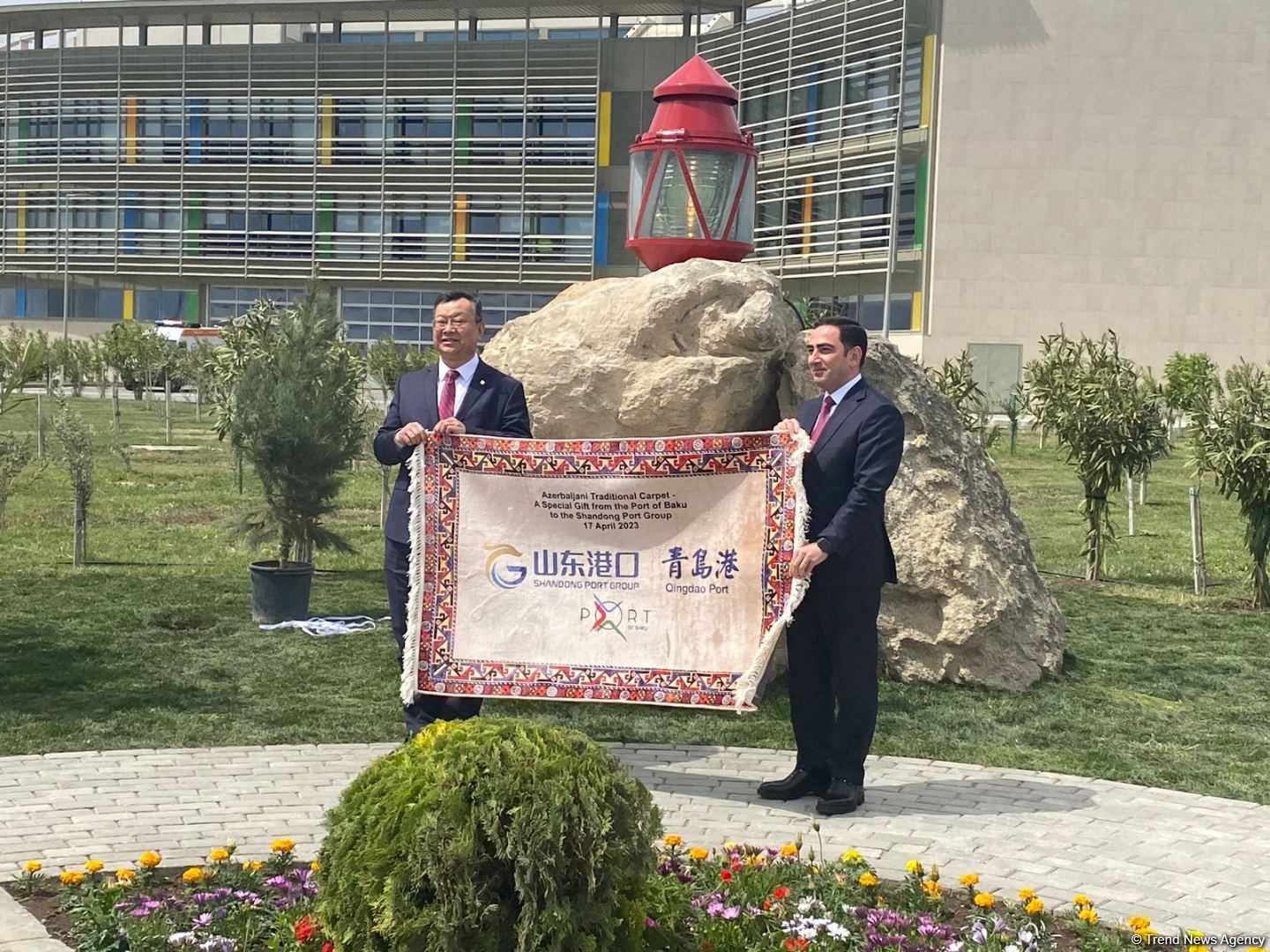Bakı Limanı ilə Çinin Qinqdau Limanı arasında qardaşlaşmış limanlar memorandumunun imzalanması münasibəti ilə abidə inşa edilib (FOTO)