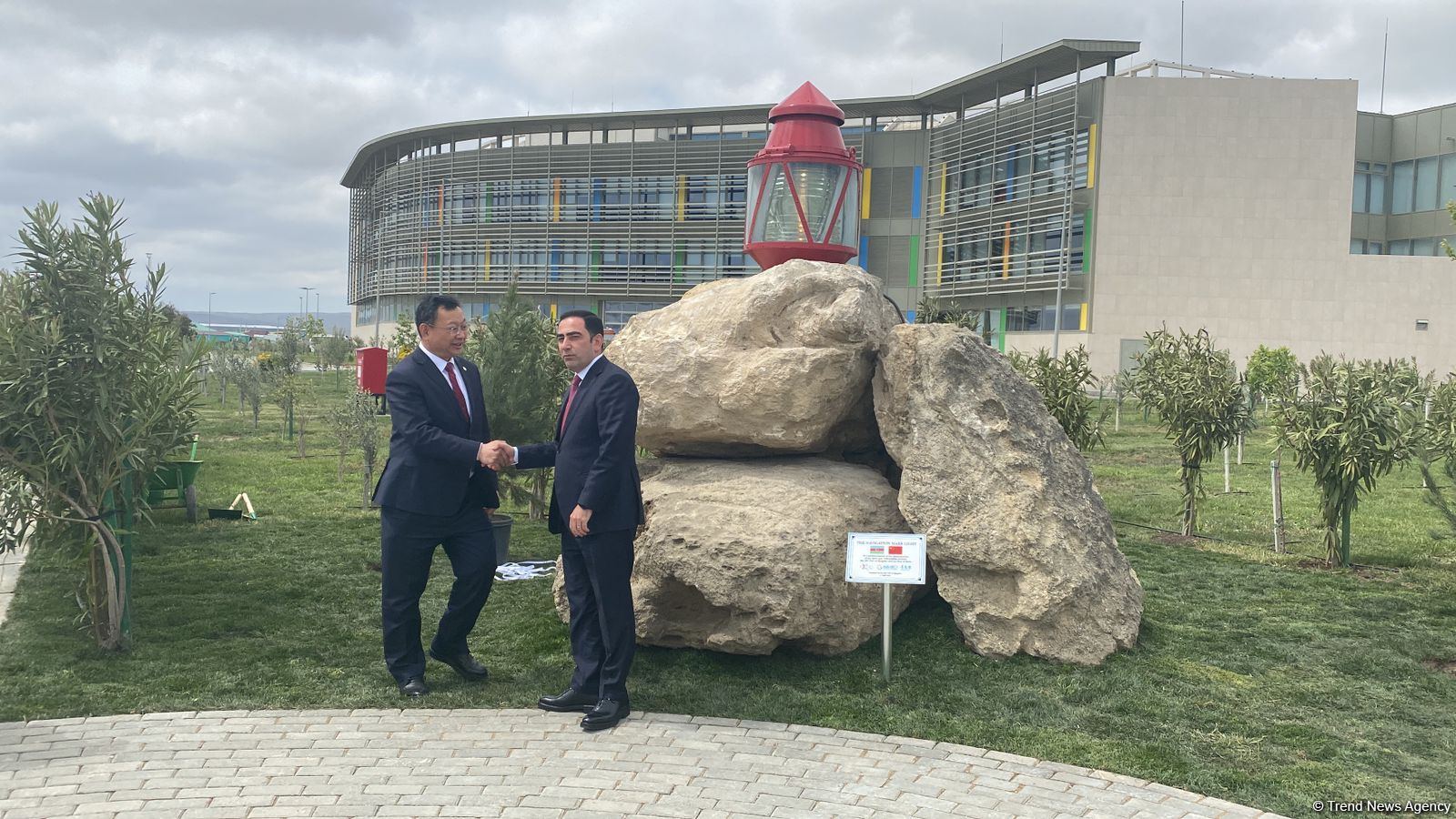 Bakı Limanı ilə Çinin Qinqdau Limanı arasında qardaşlaşmış limanlar memorandumunun imzalanması münasibəti ilə abidə inşa edilib (FOTO)