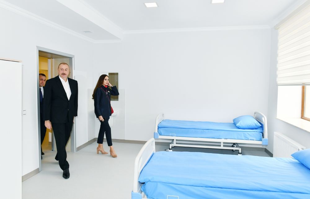 Prezident İlham Əliyev və Birinci xanım Mehriban Əliyeva Salyan Rayon Mərkəzi Xəstəxanasının Doğum Evində və Uşaq Poliklinikasında yaradılan şəraitlə tanış olublar (FOTO/VİDEO) (YENİLƏNİB)