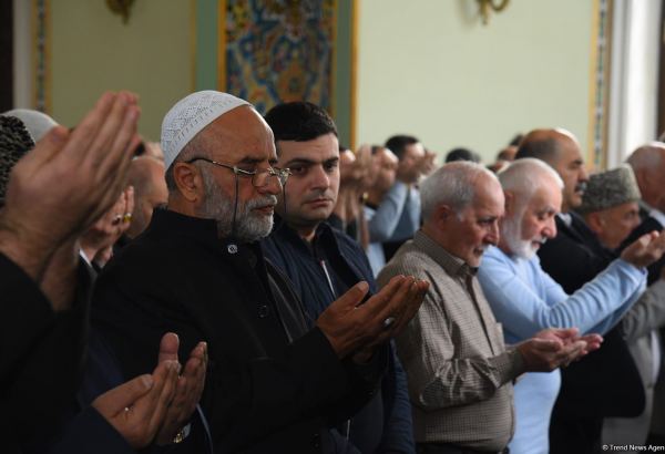 Təzəpir məscidində bayram namazı qılınıb (FOTO)
