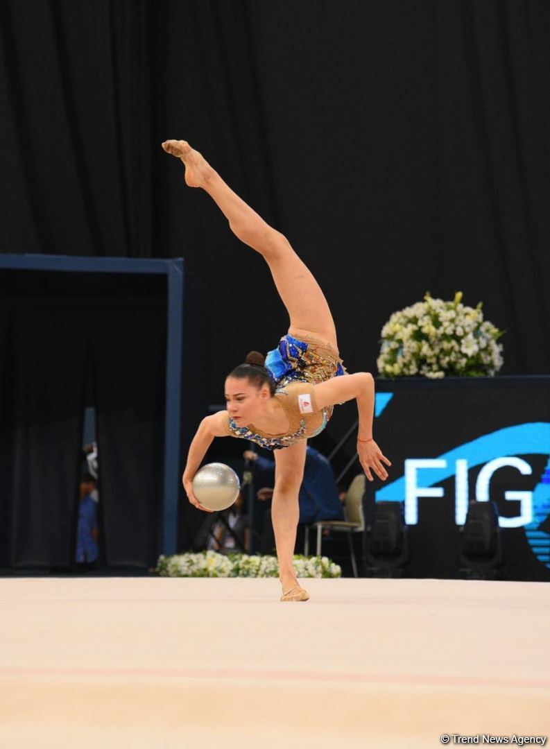 Bədii gimnastika üzrə FIG Dünya Kubokunun ilk gününün maraqlı anları (FOTO)