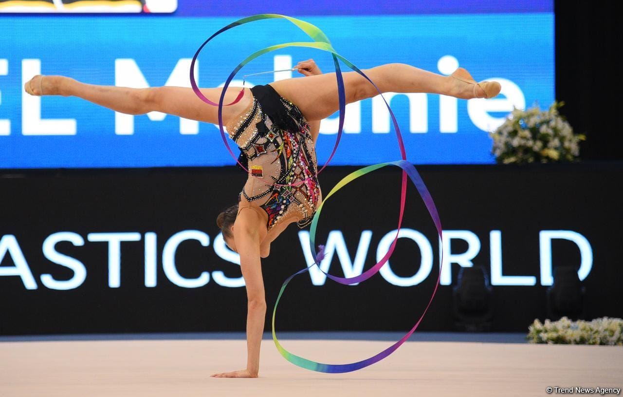 Bakıda bədii gimnastika üzrə Dünya Kuboku yarışlarının ikinci günündən maraqlı anlar (FOTO)