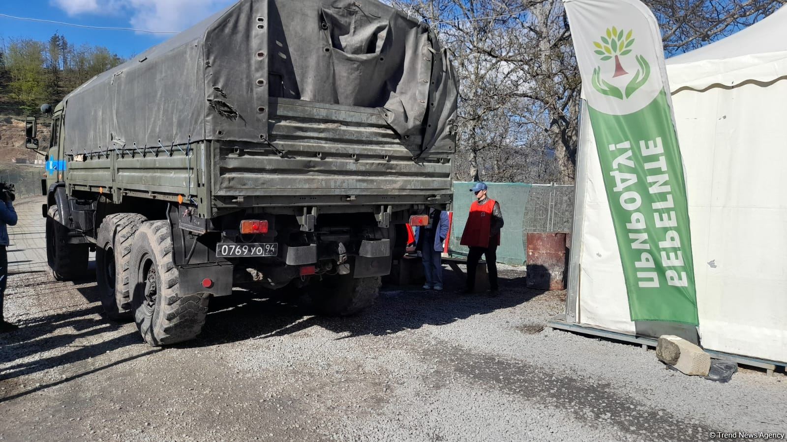 Sülhməramlılara aid 5 avtomobil Laçın yolundan maneəsiz keçib (FOTO)