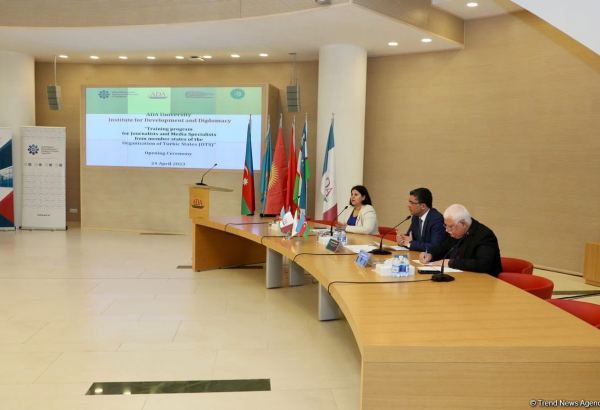 TDT dövlətlərinin jurnalist və media mütəxəssisləri üçün silsilə təlimlərin rəsmi açılışı olub (FOTO)