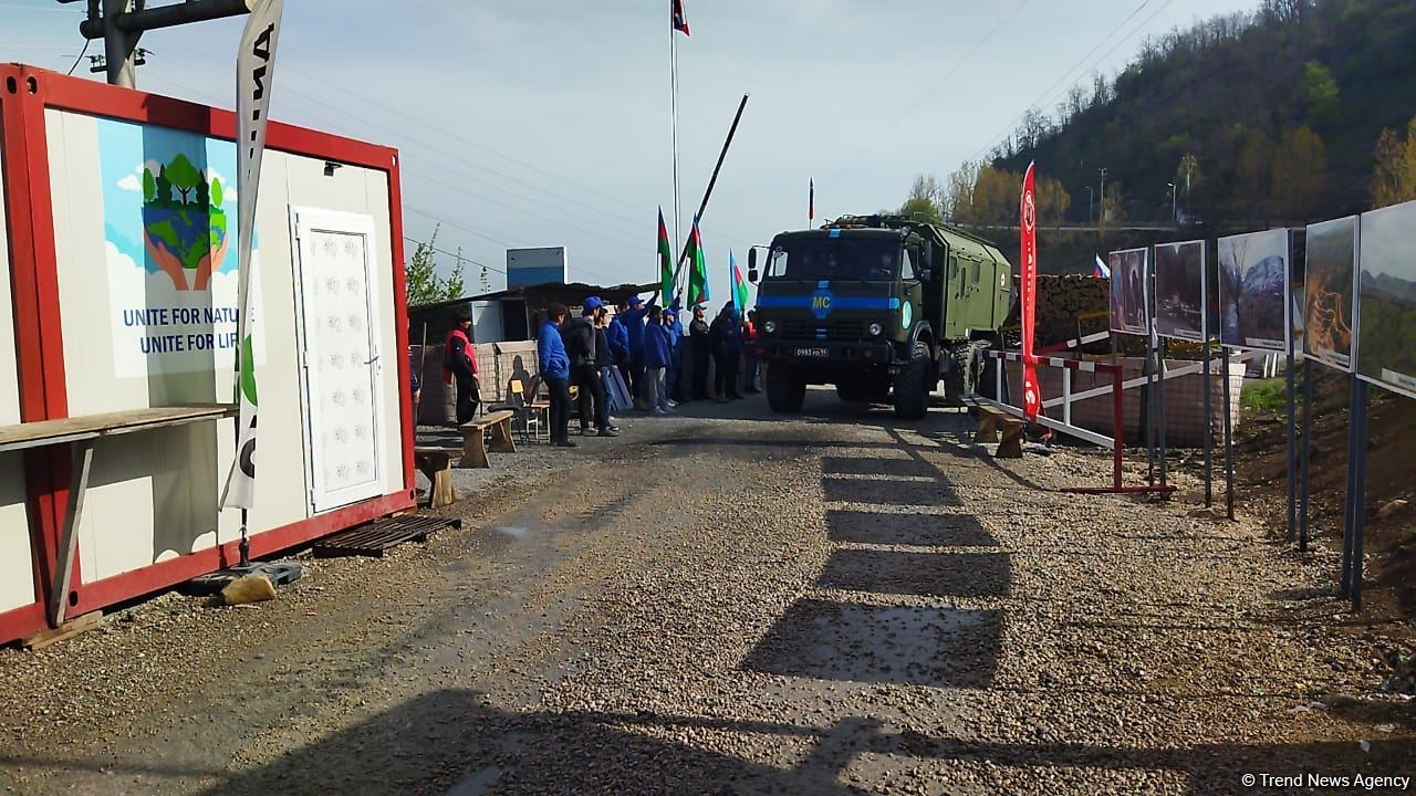 Sülhməramlılara aid 2 avtomobil Laçın yolundan maneəsiz keçib (FOTO)