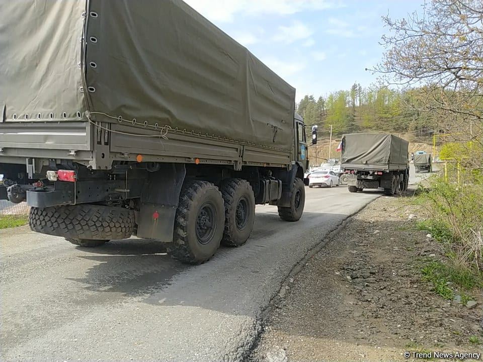 Sülhməramlılara aid 10 avtomobil Laçın yolundan maneəsiz keçib (FOTO)
