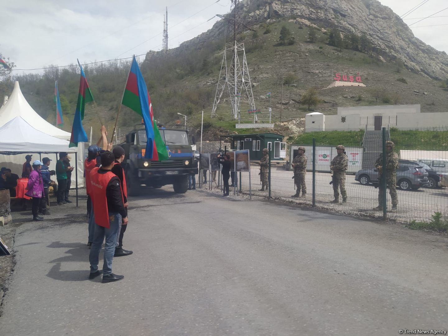 Sülhməramlılara aid 45 avtomobil Laçın yolundan maneəsiz keçib (FOTO)