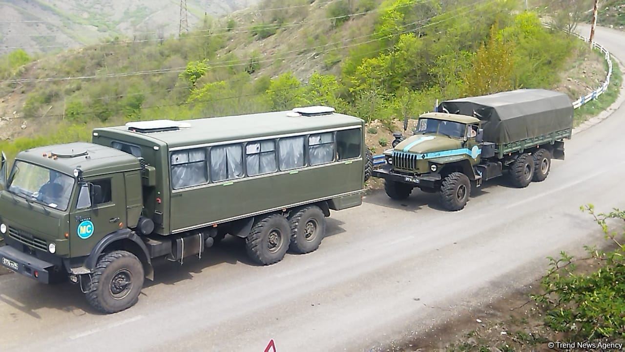 Sülhməramlılara aid içində ermənilər olan 2 avtomobil Laçın yolundan maneəsiz keçib (FOTO)