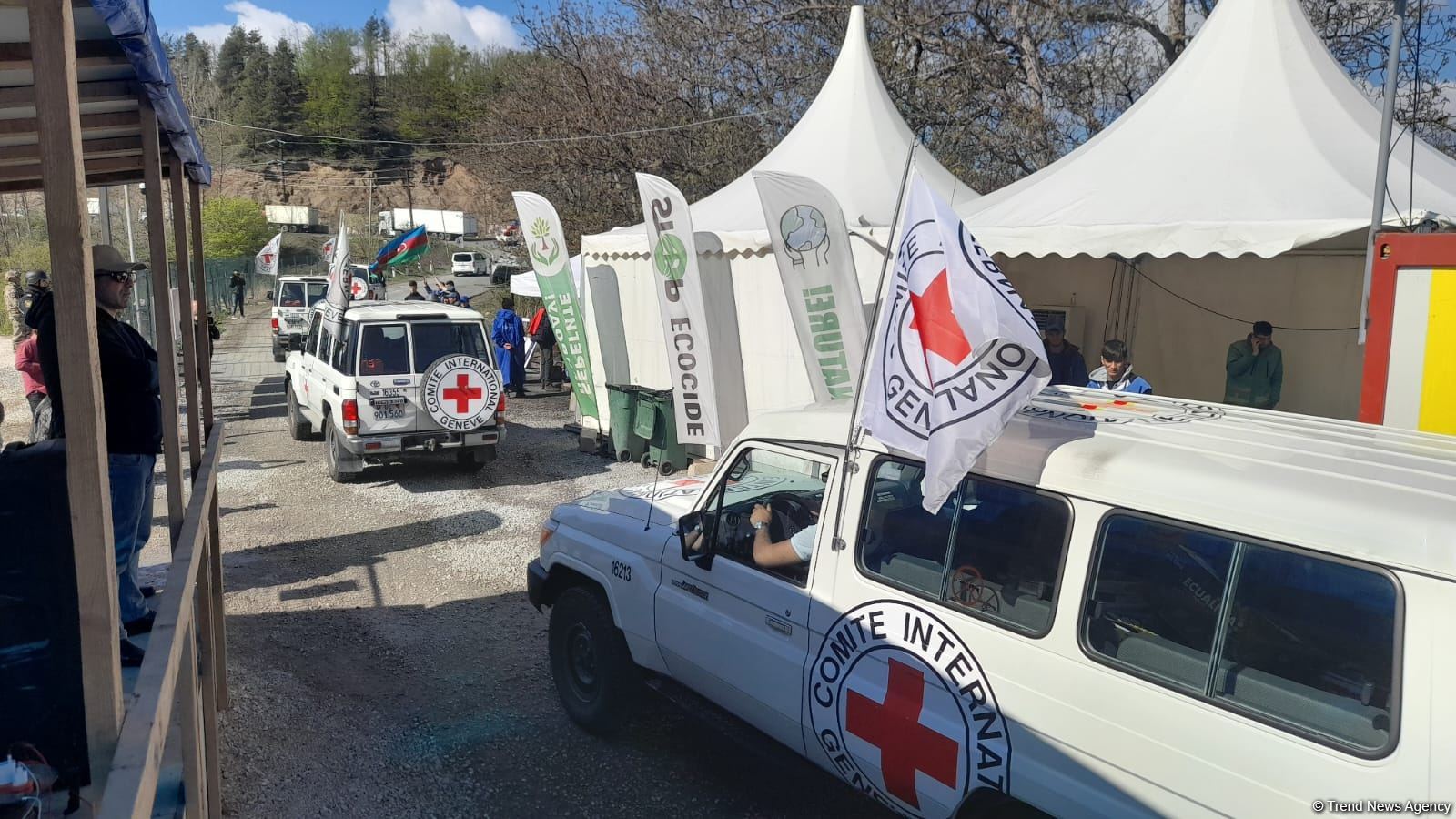 BQXK-ya məxsus avtomobillər Laçın yolundan keçib (FOTO)