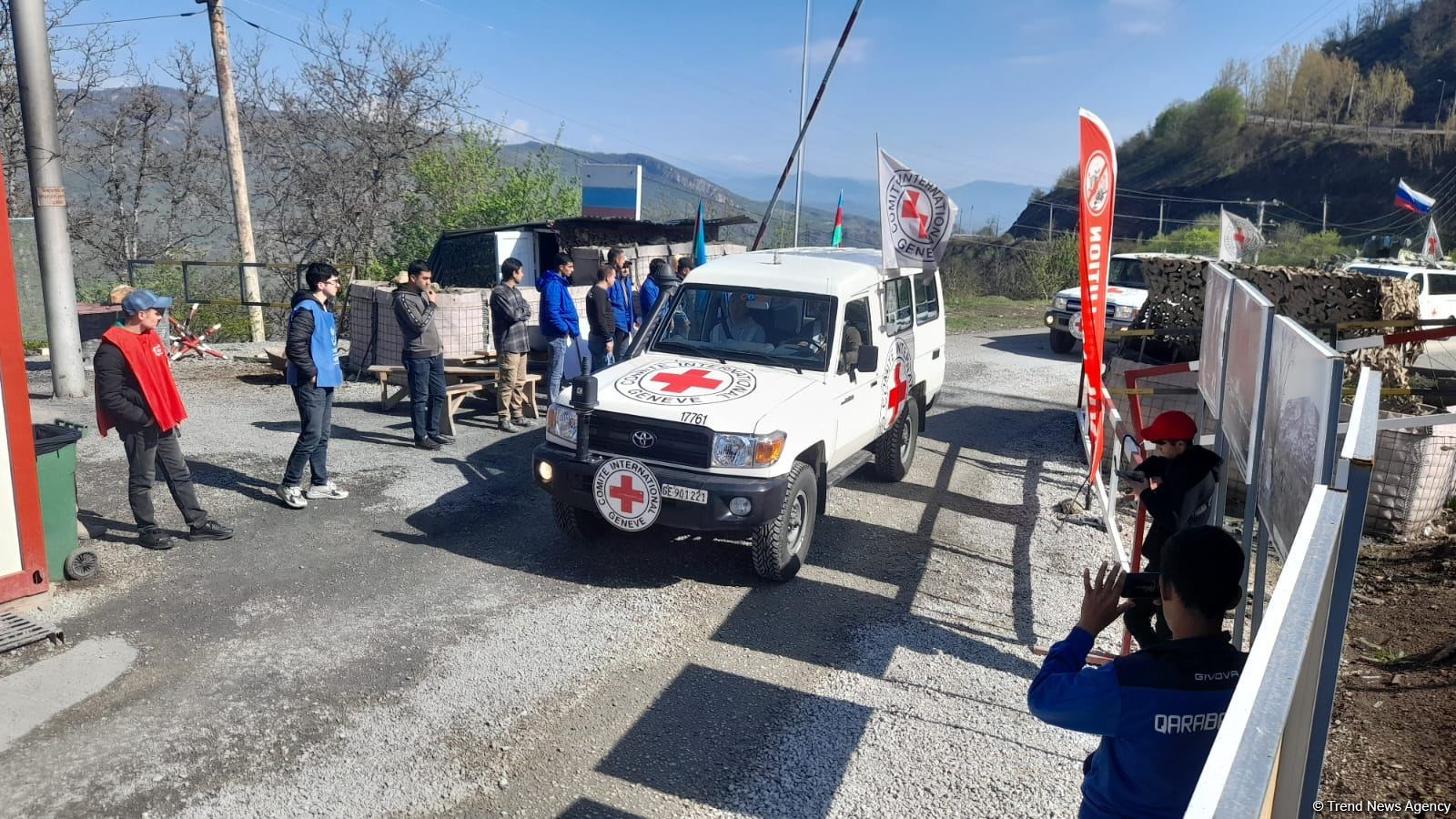BQXK-ya məxsus avtomobillər Laçın yolundan keçib (FOTO)
