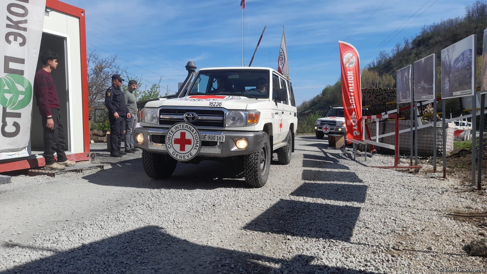 BQXK-ya məxsus avtomobillər Laçın yolundan keçib (FOTO)