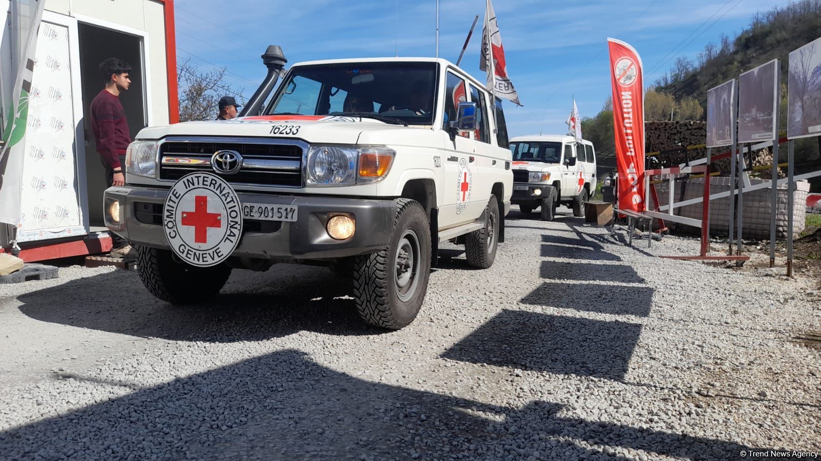 BQXK-ya məxsus avtomobillər Laçın yolundan keçib (FOTO)