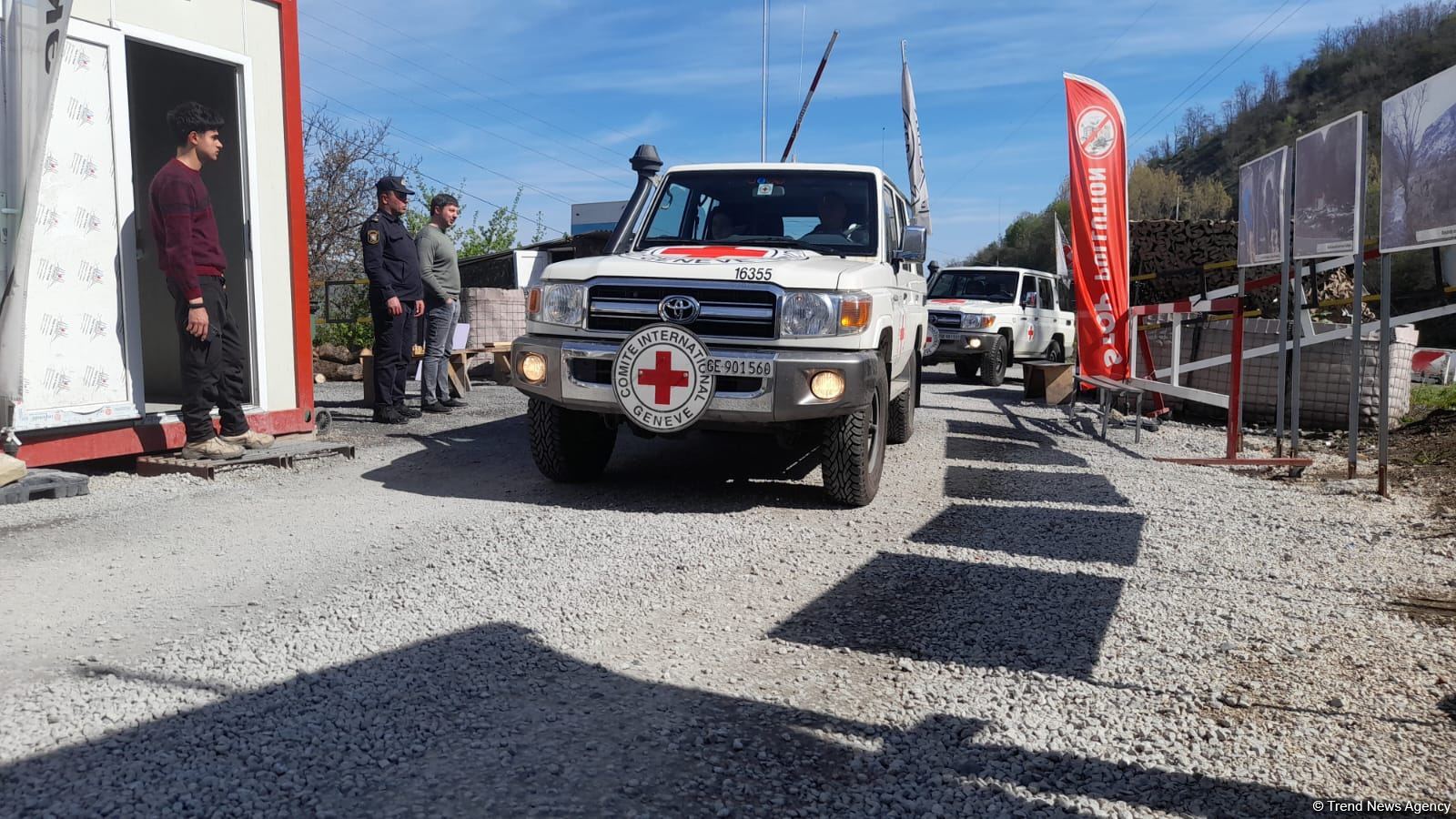BQXK-ya məxsus avtomobillər Laçın yolundan keçib (FOTO)