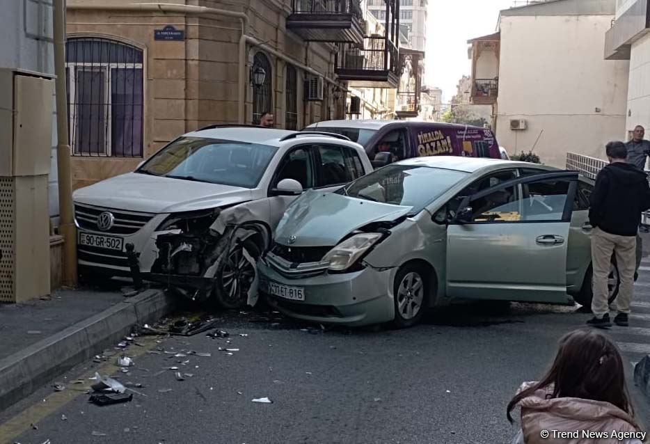 Bakıda iki avtomobil toqquşub (FOTO)