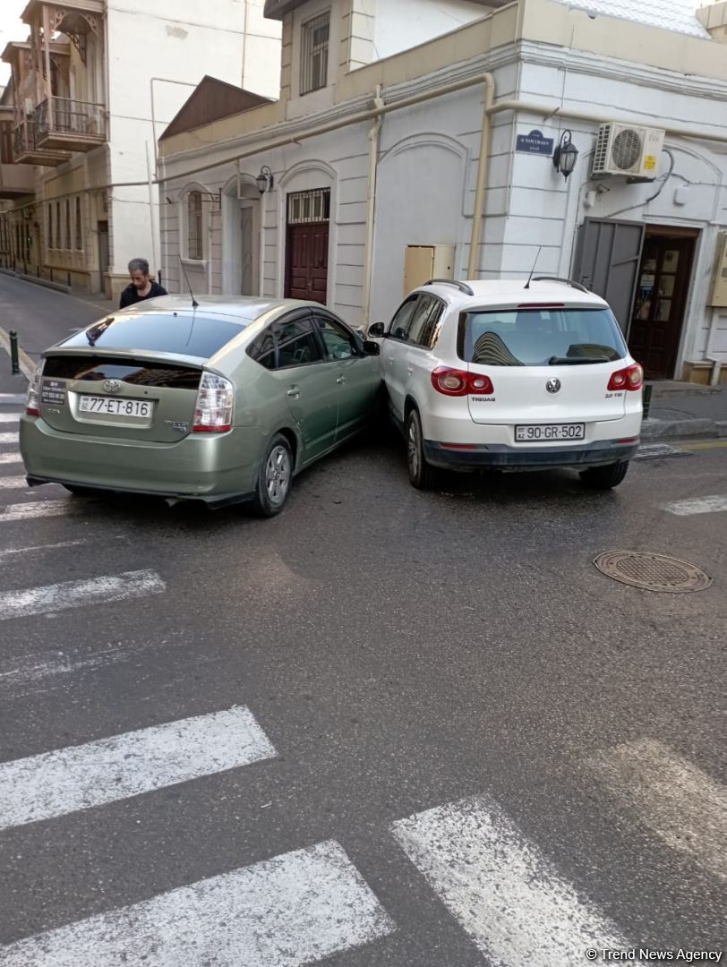 Bakıda iki avtomobil toqquşub (FOTO)