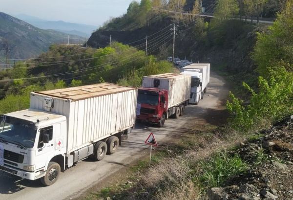 BQXK-ya məxsus avtomobillər Laçın yolundan keçib (FOTO)