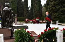 Prezident İlham Əliyev akademik Zərifə xanım Əliyevanın məzarını ziyarət edib (FOTO/VİDEO)