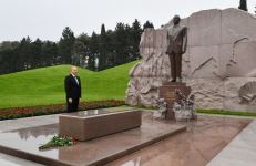 Prezident İlham Əliyev akademik Zərifə xanım Əliyevanın məzarını ziyarət edib (FOTO/VİDEO)