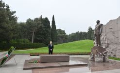 Prezident İlham Əliyev akademik Zərifə xanım Əliyevanın məzarını ziyarət edib (FOTO/VİDEO)