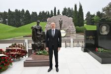 Prezident İlham Əliyev akademik Zərifə xanım Əliyevanın məzarını ziyarət edib (FOTO/VİDEO)