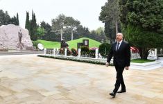 Prezident İlham Əliyev akademik Zərifə xanım Əliyevanın məzarını ziyarət edib (FOTO/VİDEO)