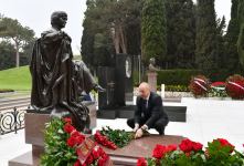 Prezident İlham Əliyev akademik Zərifə xanım Əliyevanın məzarını ziyarət edib (FOTO/VİDEO)