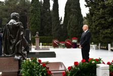 Prezident İlham Əliyev akademik Zərifə xanım Əliyevanın məzarını ziyarət edib (FOTO/VİDEO)