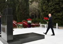 Prezident İlham Əliyev akademik Zərifə xanım Əliyevanın məzarını ziyarət edib (FOTO/VİDEO)
