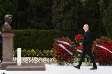 Prezident İlham Əliyev akademik Zərifə xanım Əliyevanın məzarını ziyarət edib (FOTO/VİDEO)
