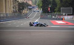 Bakıda Formula 2 komandalarının sərbəst yürüşləri start götürüb (FOTO/VİDEO)