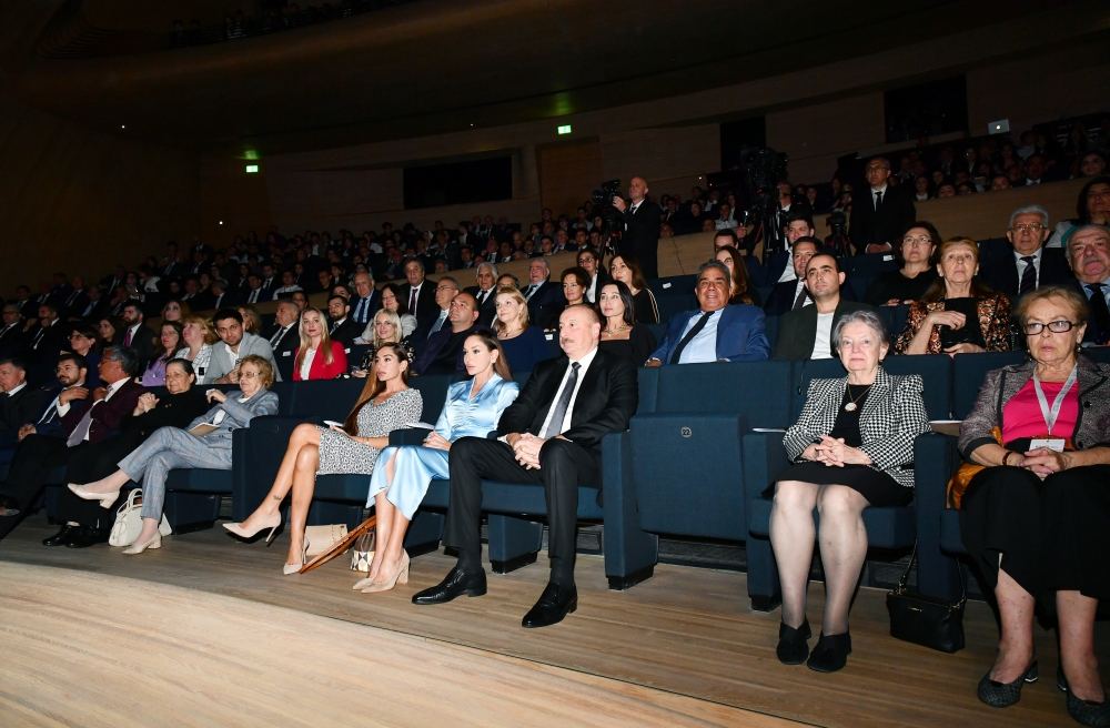 Prezident İlham Əliyev və Birinci xanım Mehriban Əliyeva Heydər Əliyev Mərkəzində akademik Zərifə Əliyevanın 100 illiyi münasibətilə konsertdə iştirak ediblər (FOTO/VİDEO)