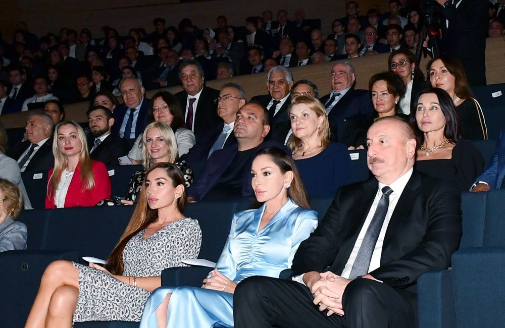 Prezident İlham Əliyev və Birinci xanım Mehriban Əliyeva Heydər Əliyev Mərkəzində akademik Zərifə Əliyevanın 100 illiyi münasibətilə konsertdə iştirak ediblər (FOTO/VİDEO)